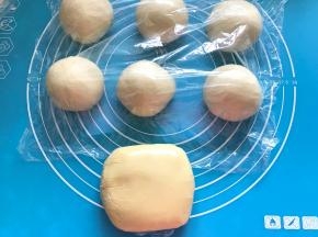 用保鲜膜将面团包裹好放冰箱冷藏10分钟。