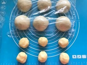 冷藏好的菠萝皮面团分成6等份。
