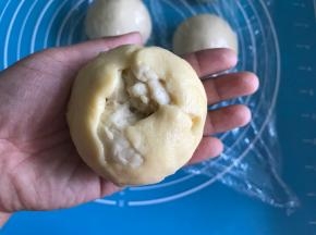 轻轻撕掉上层的保鲜膜，将面包搓圆，收好底部，收口向下。