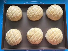 发酵到2倍大时候取出，表面刷蛋液，放入烤箱。