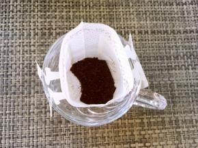 咖啡粉装入挂耳袋，挂在咖啡杯上