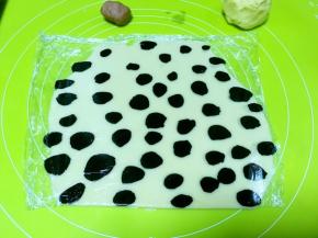 之后盖保鲜膜一起擀成2毫米厚的片