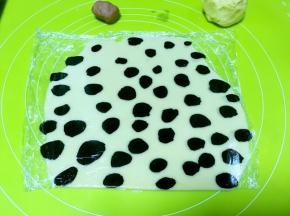 之后盖保鲜膜一起擀成2毫米厚的片