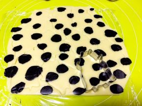 用奶牛模具压出形状