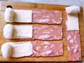 米饭加一小撮盐跟油搅拌均匀，戴一次性手套将饭团握成长条，放在培根芝士上，盐尽量少放点，因为培根也有盐