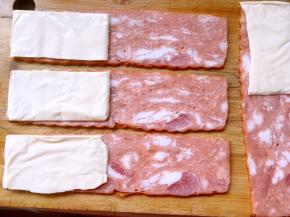 培根平铺好，芝士对半裁开，铺在培根上