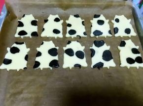 烤盘铺油纸，将压出形状的奶牛框取下，放在烤盘上