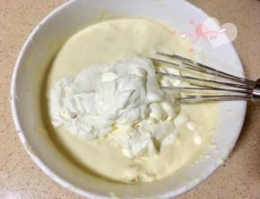将淡奶油加到奶酪榴莲糊中。