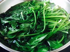 放入菠菜，煮30秒左右。