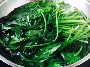 放入菠菜，煮30秒左右。