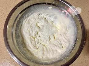 淡奶油打发至有纹路、可流动的状态。