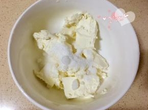 奶油奶酪加入细砂糖。