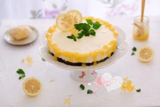 脱模后，淋上自制的无油柠檬酱。
