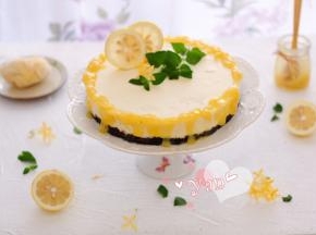 脱模后，淋上自制的无油柠檬酱。