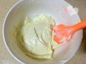 隔热水搅拌至顺滑。