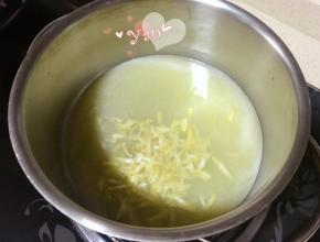 倒入蜂蜜和柠檬皮屑。