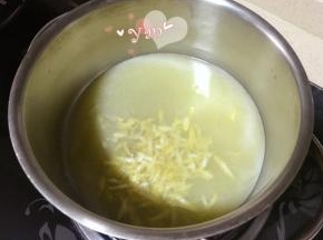 倒入蜂蜜和柠檬皮屑。