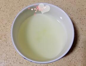 挤出柠檬汁，并加入50ml饮用水。