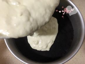 搅拌均匀后倒入模具中。