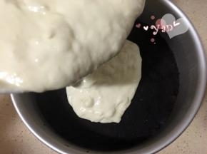 搅拌均匀后倒入模具中。