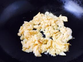 把鸡蛋炒好，盛出备用。