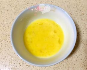 鸡蛋打散。