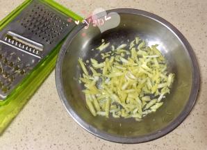 刮出柠檬皮屑，不要白色。我刮了1个柠檬的量，不喜欢柠檬皮可以减半。