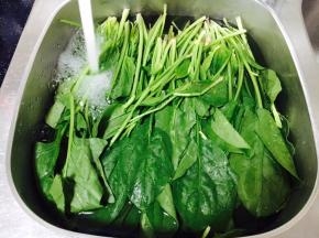 用淡碱水泡20分钟。