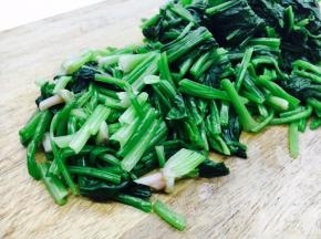 把菠菜切成3厘米的段