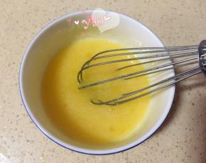 蛋液加糖混合搅匀。