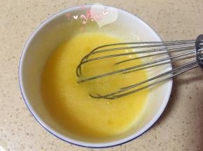 蛋液加糖混合搅匀。