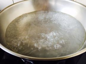 锅里放水，水开后放少许盐，2滴油。
