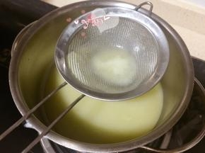 过筛后倒入锅里。