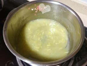 小火加热，不断搅拌至糊状。