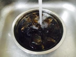 木耳捞出后立即过凉水，沥干水分备用。