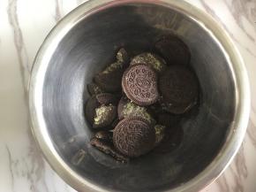 奥利奥饼干掰开，去掉中间的夹心。