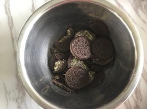 奥利奥饼干掰开，去掉中间的夹心。