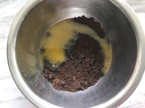 饼干用料理机打碎成粉，黄油隔热水融化成液体状，将融化好的黄油液与饼干碎拌匀。