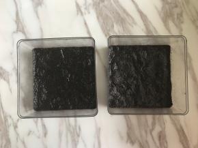  将拌好的饼干碎倒入模具中，压实后放入冰箱冷藏备用。