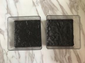  将拌好的饼干碎倒入模具中，压实后放入冰箱冷藏备用。