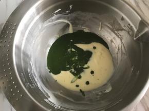 打好的抹茶倒入奶酪糊中，搅拌均匀。