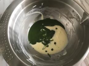 打好的抹茶倒入奶酪糊中，搅拌均匀。