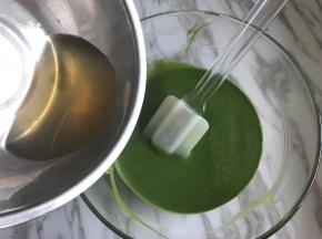 吉利丁片冷水中软化后，滤干水份，隔热水融化成液体状倒入奶酪糊中，搅拌均匀后过筛备用。