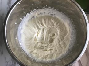 淡奶油用电动打蛋器打发至7成，有纹路，可缓慢流动即可。