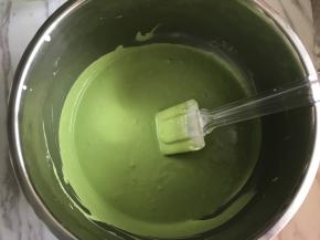 将奶酪糊与淡奶油混合，翻拌均匀。