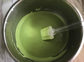 将奶酪糊与淡奶油混合，翻拌均匀。