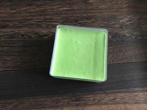 混合好的奶酪糊倒入事先冷藏了的饼干底模具中，轻磕2下，震出里面的大气泡后放入冰箱，冷藏6小时即可。