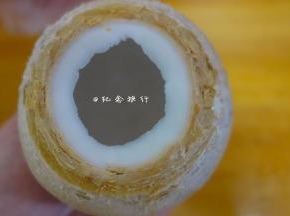 开椰壳，这个体力活就交给男人吧 有个椰骨敲几下可以开 但是我搞不掉，还好我这个迷你椰皇比较好开
