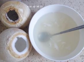 把椰汁倒碗里备用