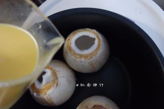椰壳放入高压锅倒入奶液